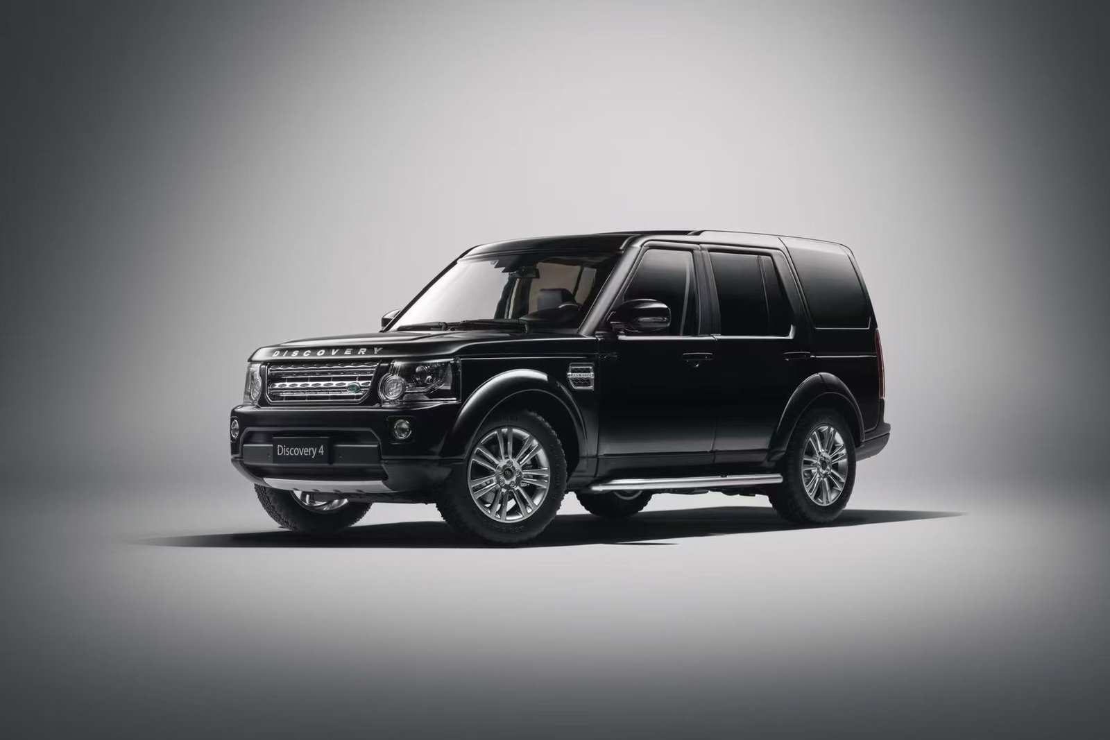 Land Rover Discovery 4 1:18 – Metallic Black საკოლექციო მოდელი