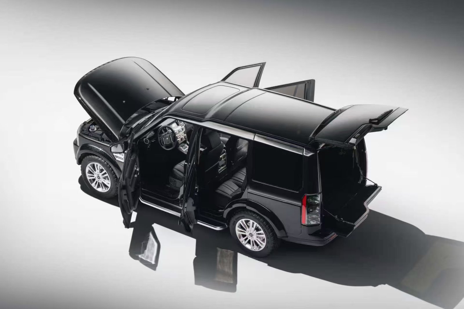 Land Rover Discovery 4 1:18 – Metallic Black საკოლექციო მოდელი