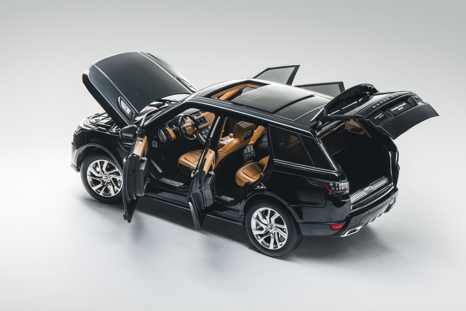 Range Rover Sport 1:18 – Metallic Black საკოლექციო მოდელი