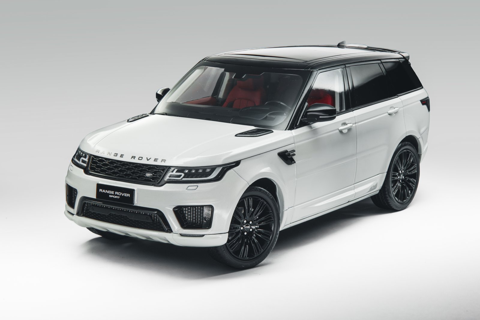 Range Rover Sport 1:18 – Metallic White საკოლექციო მოდელი