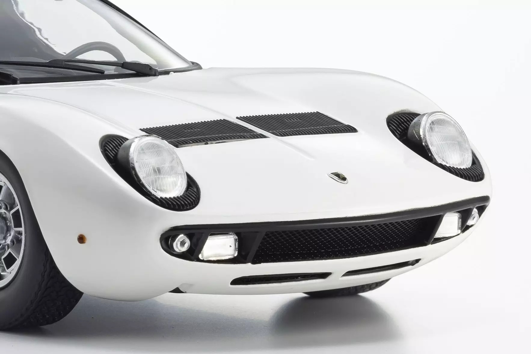Lamborghini Miura P400 1968 - თეთრი-ვერცხლისფერი ხედი 2