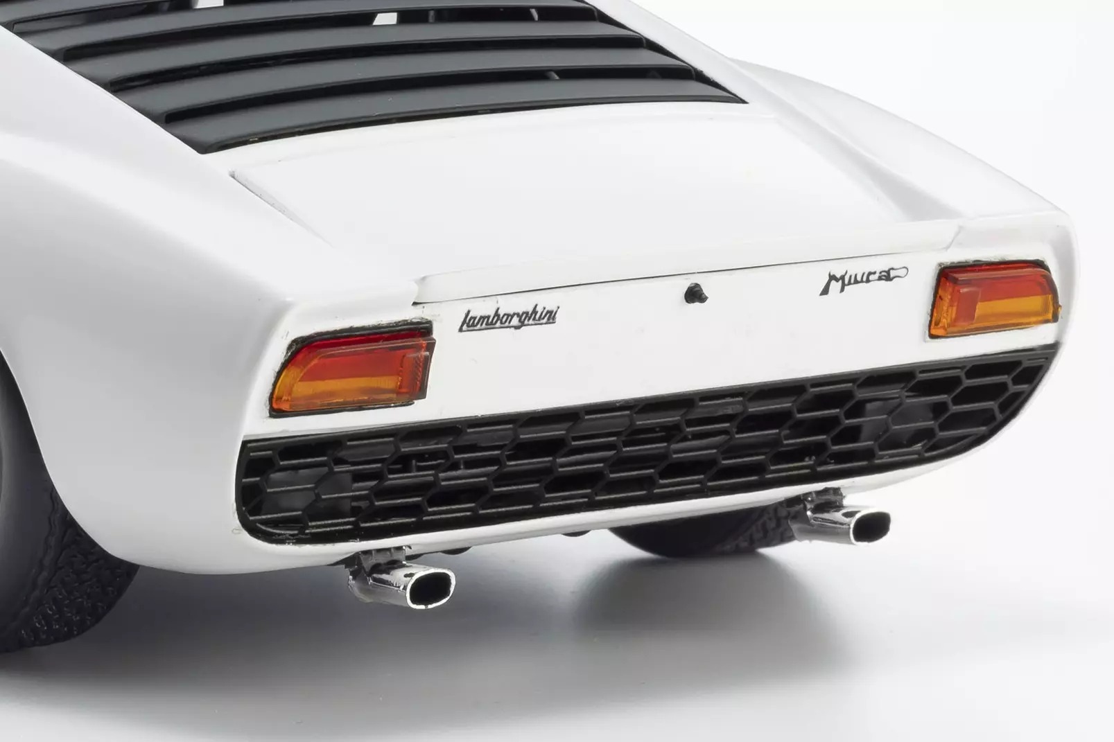 Lamborghini Miura P400 1968 - თეთრი-ვერცხლისფერი ხედი 3