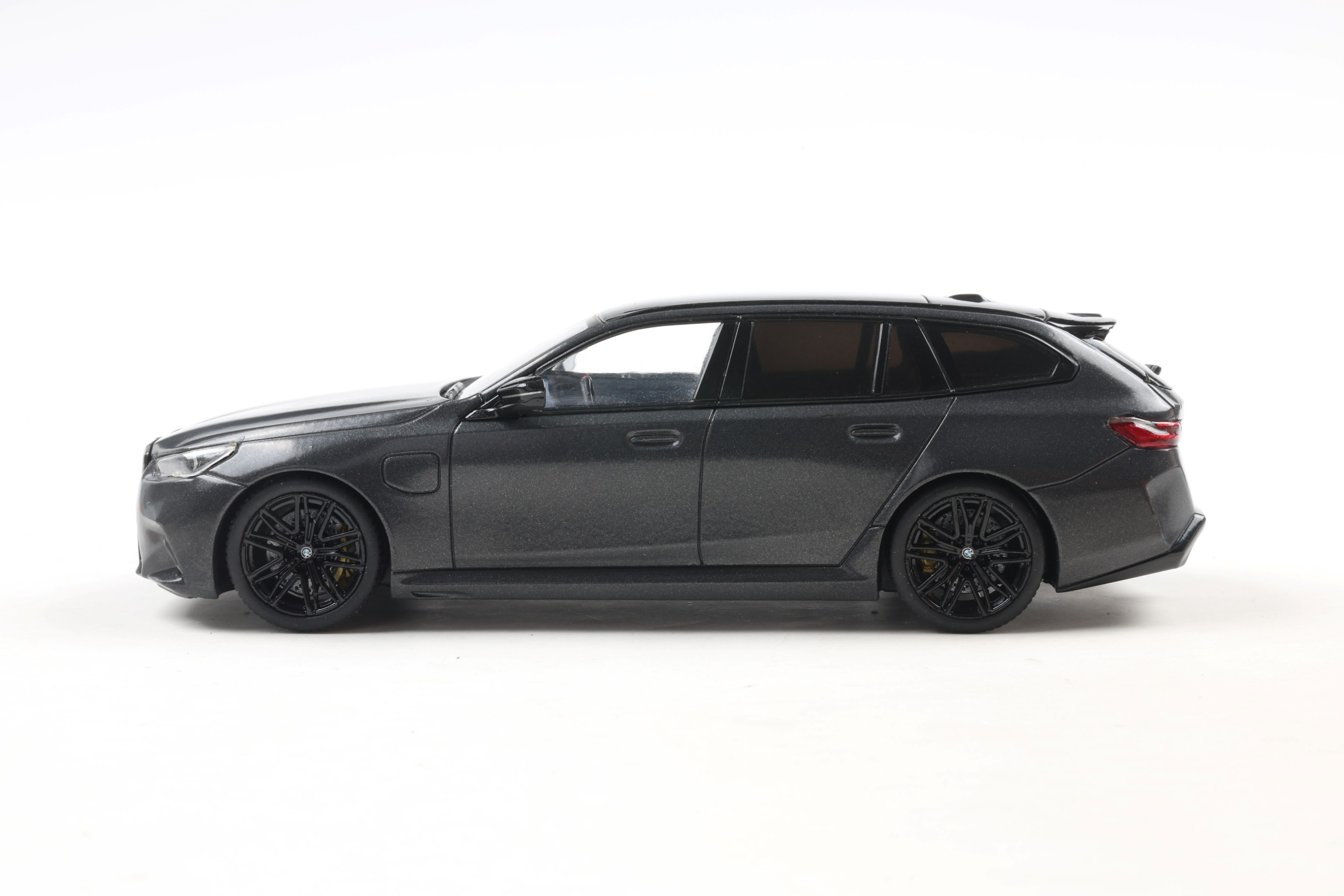 BMW M5 Touring 2024 - ნაცრისფერი ხედი 2