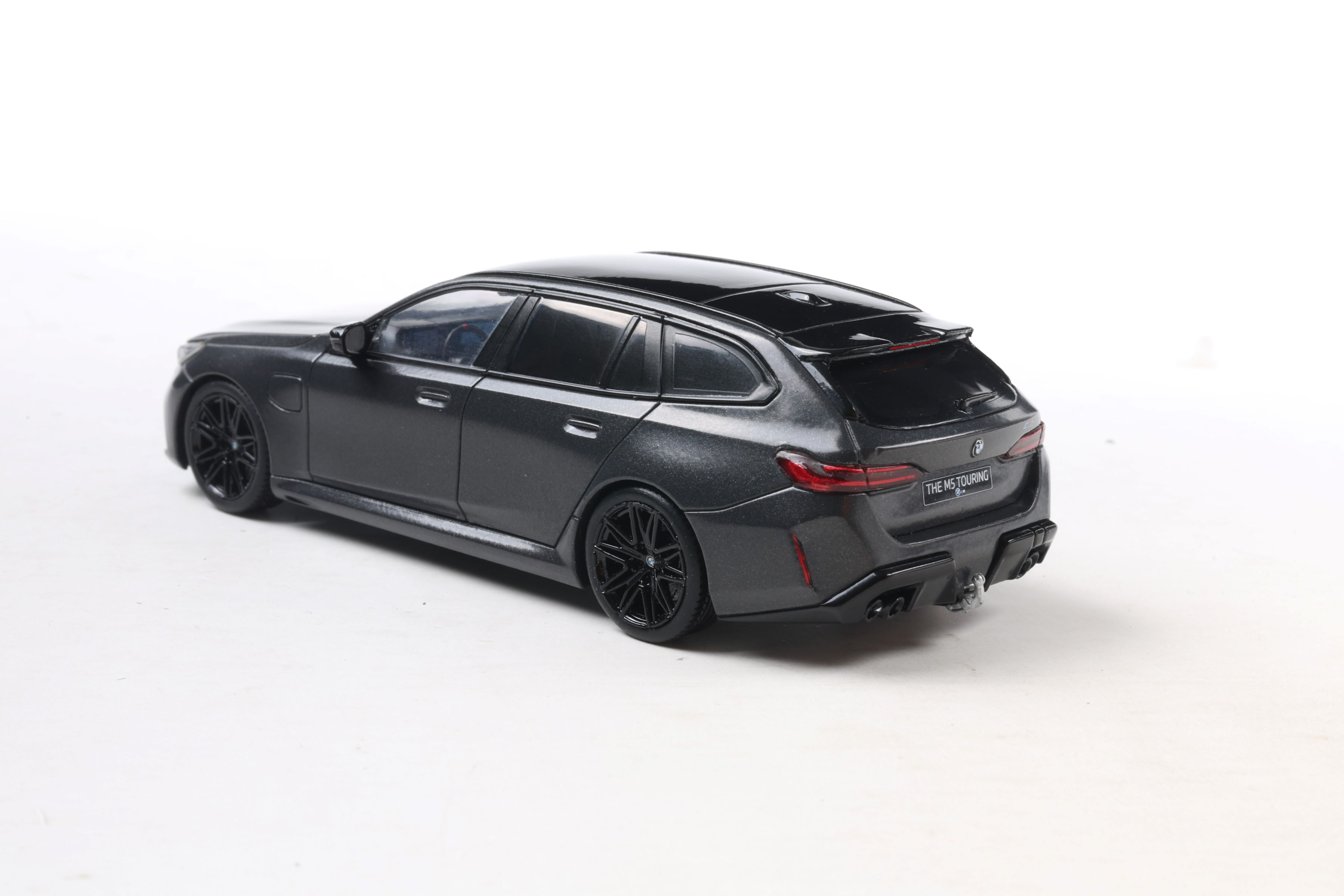 BMW M5 Touring 2024 - ნაცრისფერი ხედი 5
