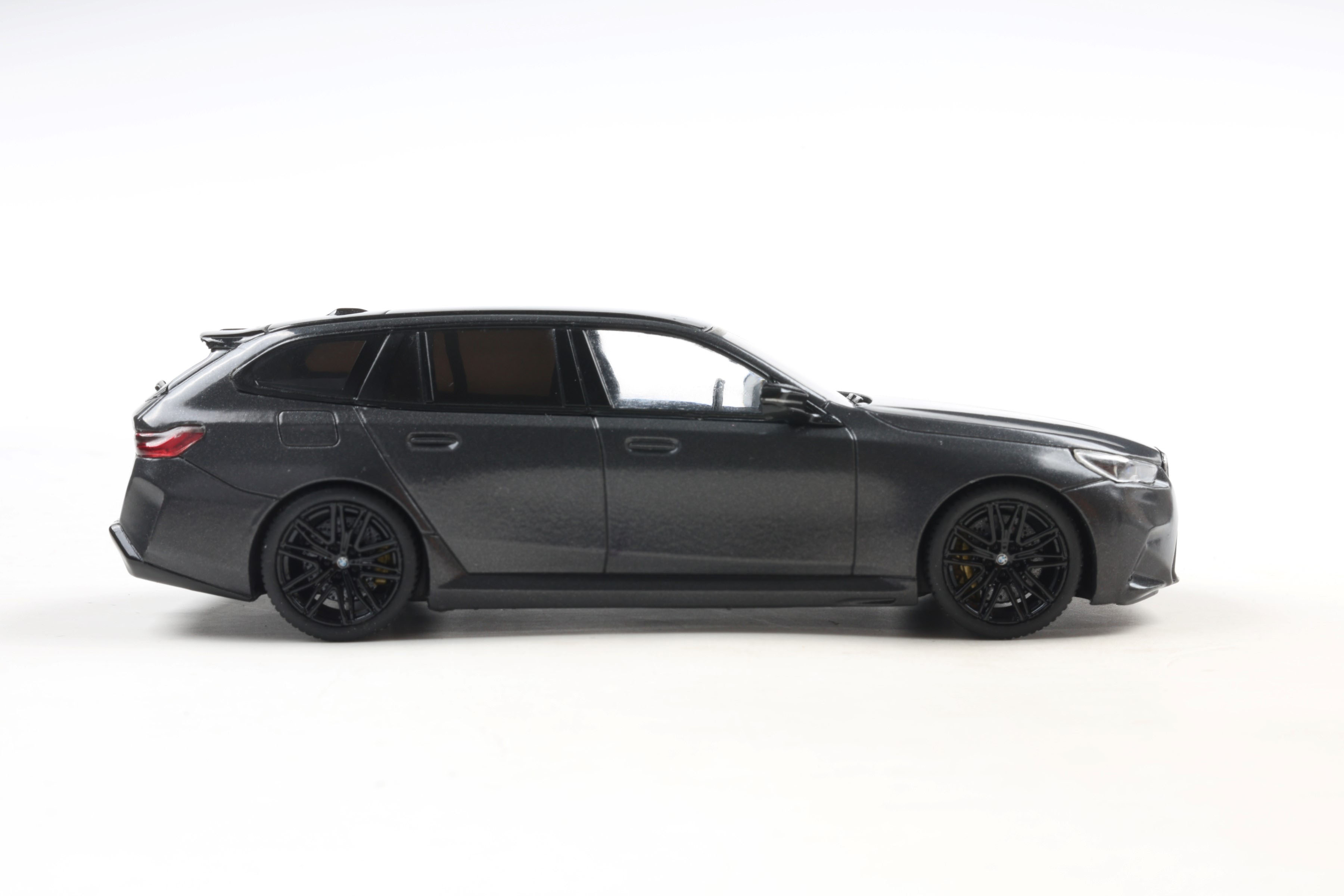 BMW M5 Touring 2024 - ნაცრისფერი ხედი 3
