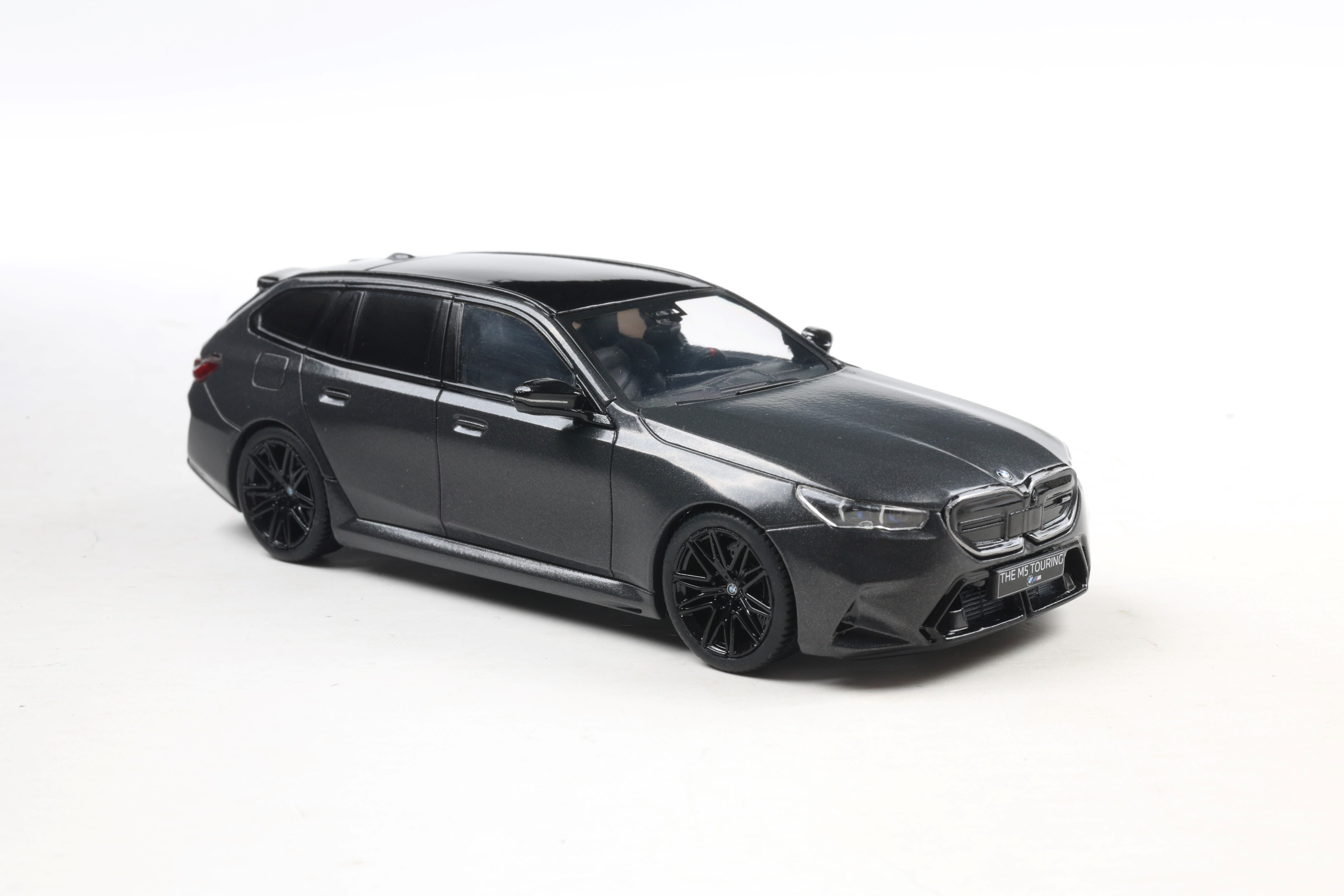 BMW M5 Touring 2024 - ნაცრისფერი ხედი 4