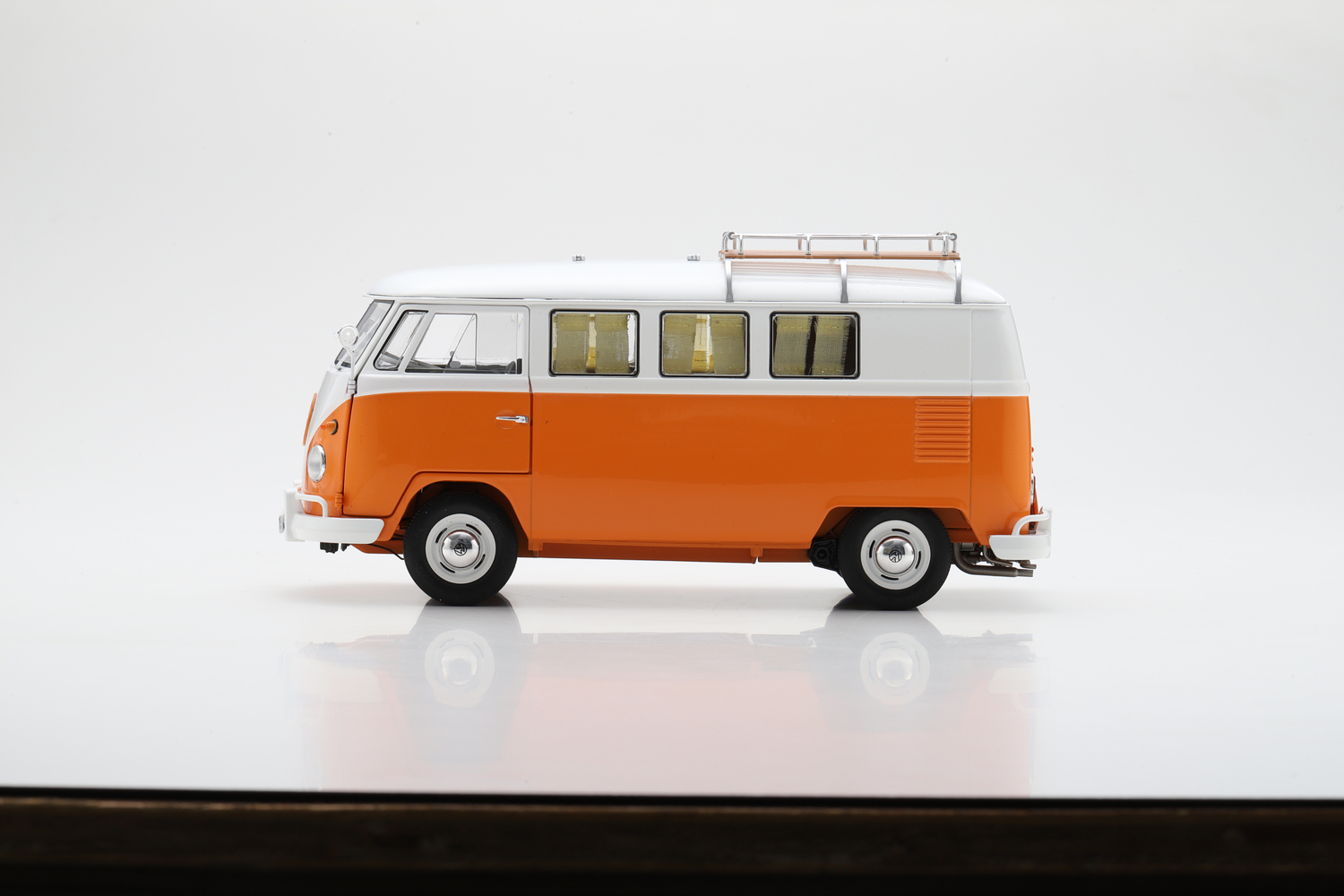 ფოლქსვაგენი T1 კემპერი – 1/18 DieCast მოდელი ხედი 3