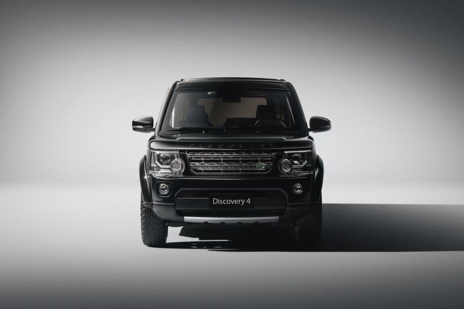 Land Rover Discovery 4 1:18 – Metallic Black საკოლექციო მოდელი ხედი 4