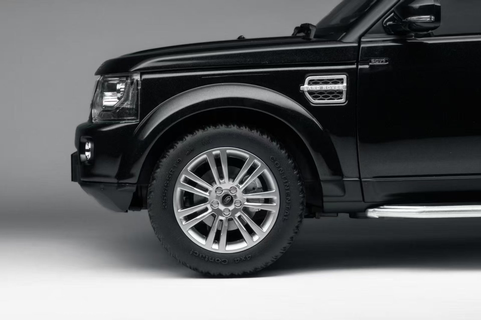 Land Rover Discovery 4 1:18 – Metallic Black საკოლექციო მოდელი ხედი 7