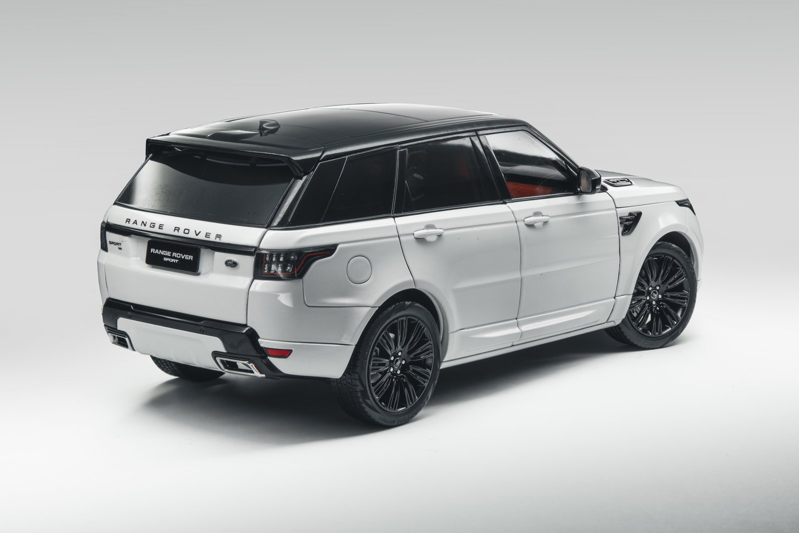 Range Rover Sport 1:18 – Metallic White საკოლექციო მოდელი ხედი 2
