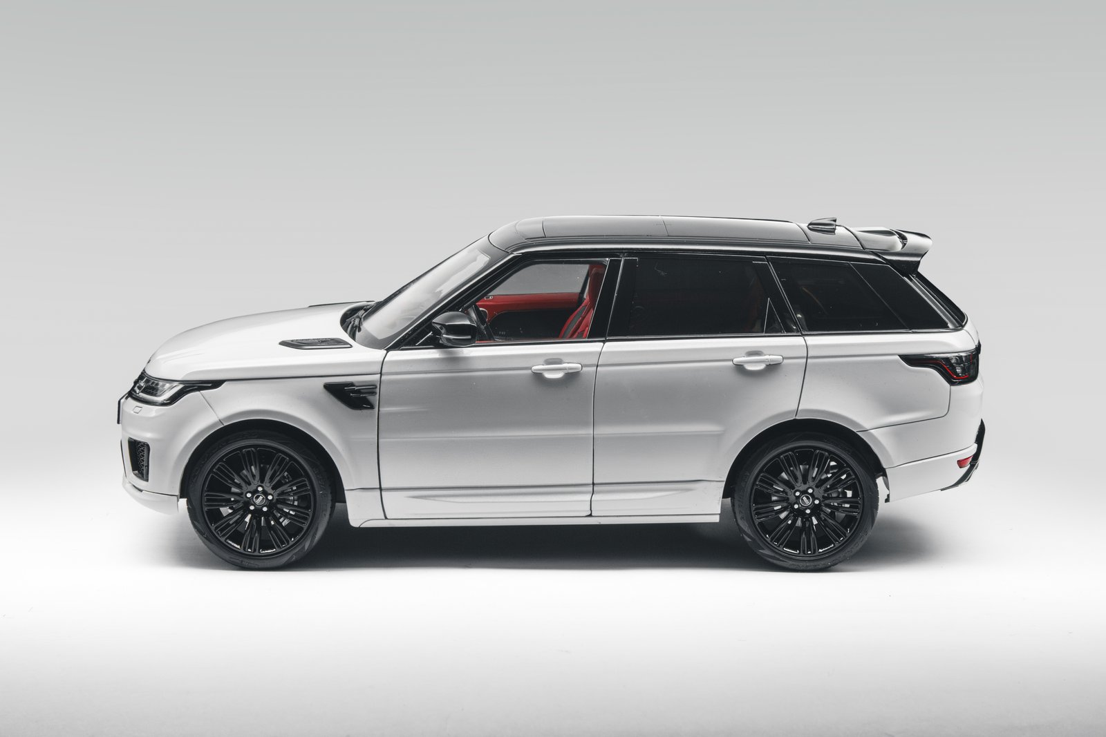 Range Rover Sport 1:18 – Metallic White საკოლექციო მოდელი ხედი 3