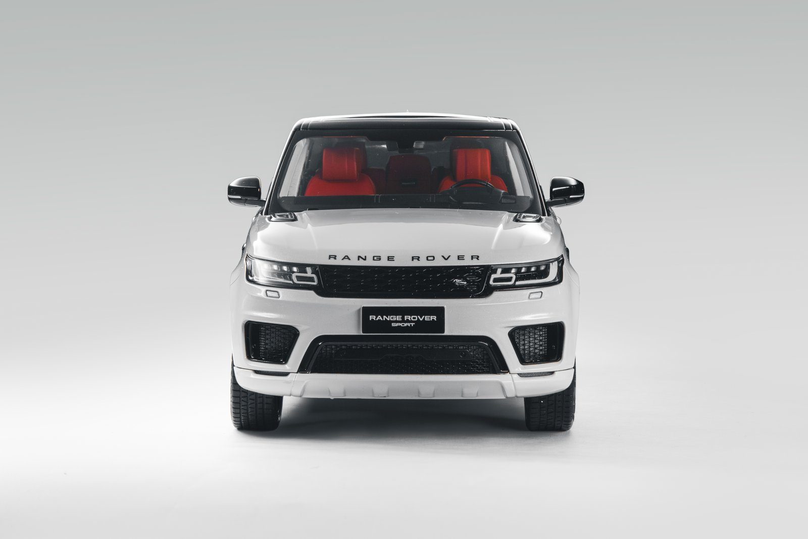 Range Rover Sport 1:18 – Metallic White საკოლექციო მოდელი ხედი 4