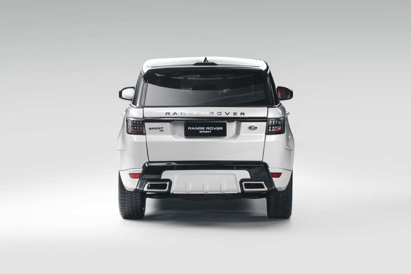 Range Rover Sport 1:18 – Metallic White საკოლექციო მოდელი ხედი 5