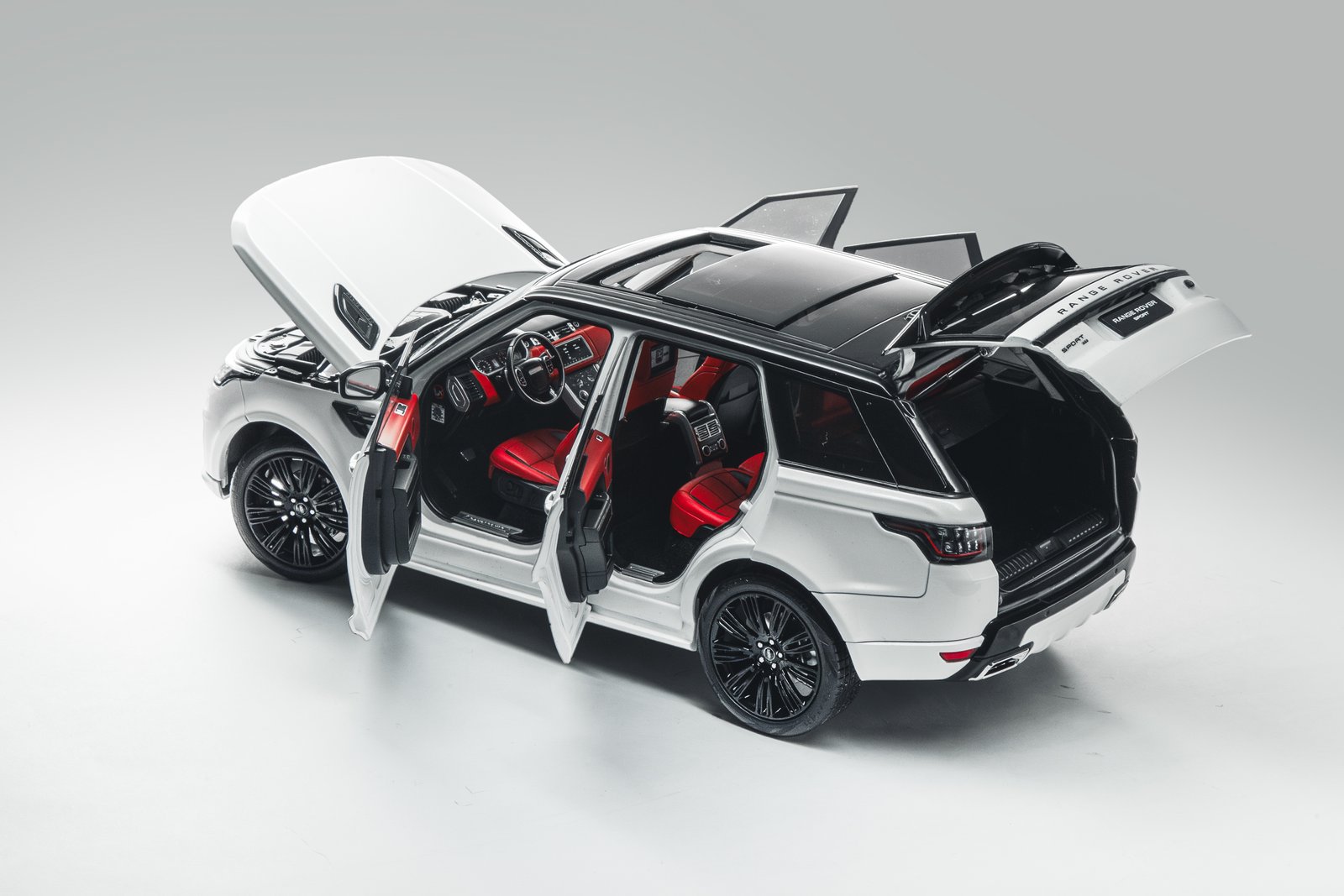 Range Rover Sport 1:18 – Metallic White საკოლექციო მოდელი ხედი 6
