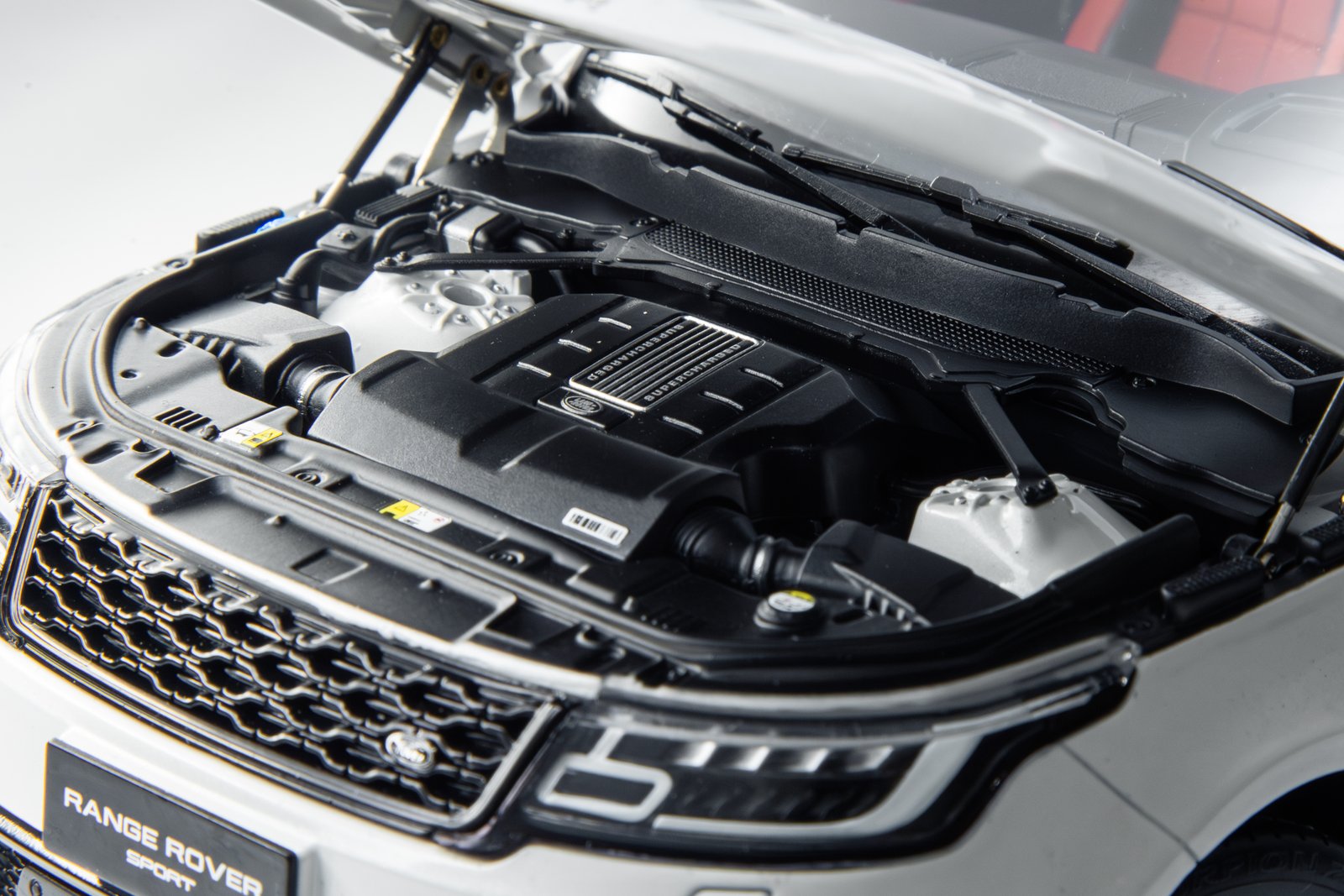 Range Rover Sport 1:18 – Metallic White საკოლექციო მოდელი ხედი 7